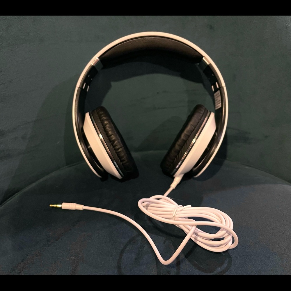 NWOT Over Ear lightweight Portable Headphones